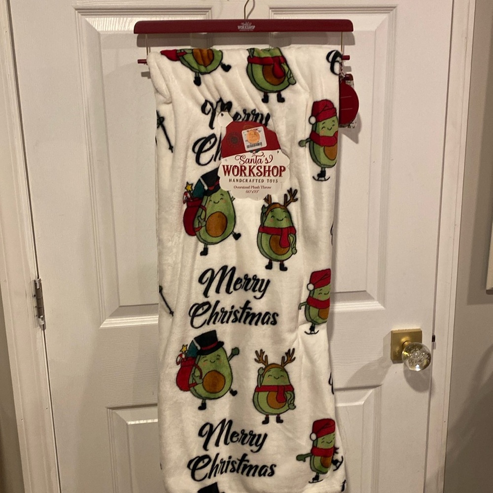 BNWT SANTAS WORKSHOP Merry Christmas Avocado Plush Blanket Throw